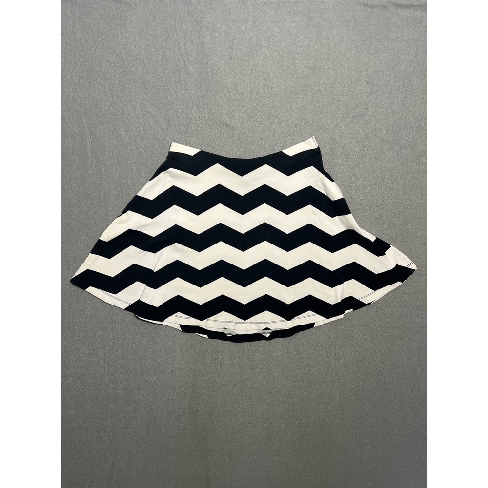 Express Women's Small Black White Chevron Skater Skirt Stretch‎ Knit Mini S/P